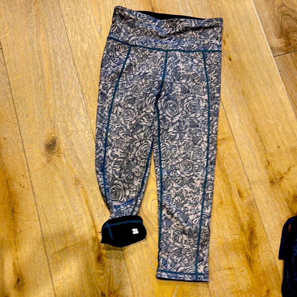 Sweaty Betty reversible crop leggings. Soft and comfortable. EUC!